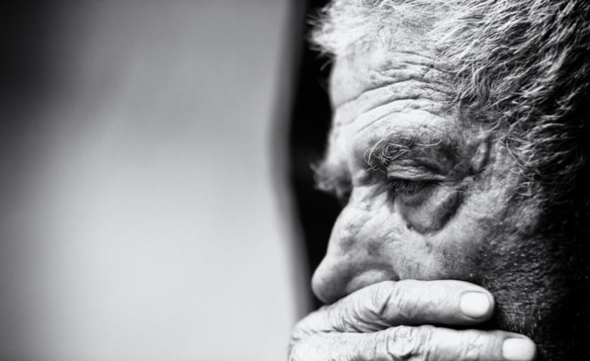 
		Alter Mann mit traurigem Blick
	